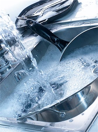 soap sink - Vaisselle à laver dans l'évier Photographie de stock - Premium Libres de Droits, Code: 652-03801416