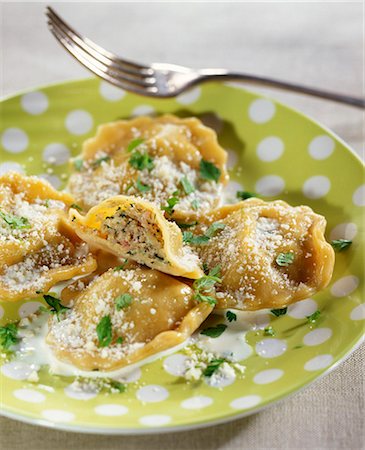 ravioli - Ham and fine herb raviolis Foto de stock - Royalty Free Premium, Número: 652-03801429