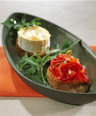 queso de cabra - Red peppers in oil on toast and goat's cheese on toast Foto de stock - Sin royalties Premium, Código: 652-03801435