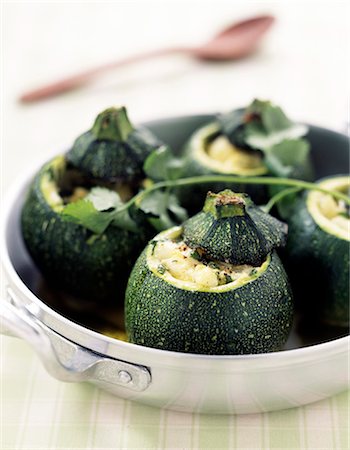 relleno (comida) - Round zucchinis stuffed with mozzarella Foto de stock - Sin royalties Premium, Código: 652-03801446
