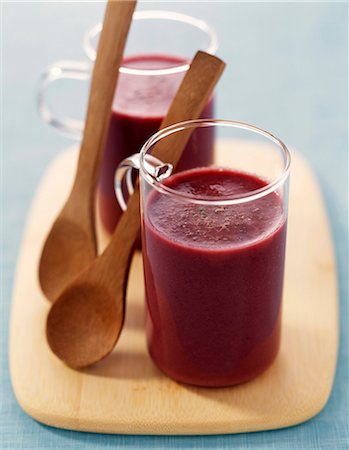 simsearch:652-03802467,k - Cream of beetroot and zucchini Foto de stock - Sin royalties Premium, Código: 652-03801459