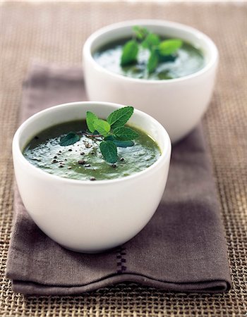 Pea and mint soup Foto de stock - Sin royalties Premium, Código: 652-03801451