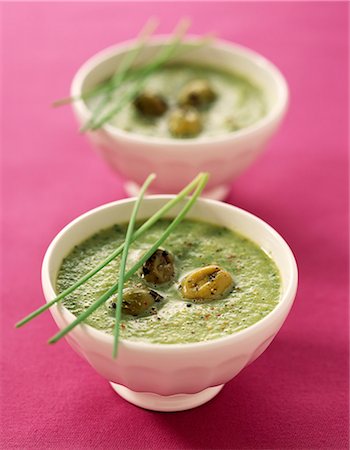 Chilled olive and herb soup Foto de stock - Sin royalties Premium, Código: 652-03801462