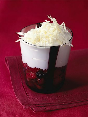 Mousse au chocolat blanc avec des fruits d'été et de la chaux Photographie de stock - Premium Libres de Droits, Code: 652-03801470