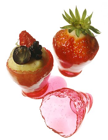simsearch:652-03801545,k - Strawberries stuffed with vanilla custard and coated with strawberry syrup caramel Foto de stock - Sin royalties Premium, Código: 652-03801525