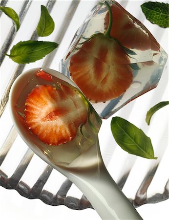 simsearch:652-03801546,k - Fraises et basilic dans des cubes de gelée Photographie de stock - Premium Libres de Droits, Code: 652-03801526