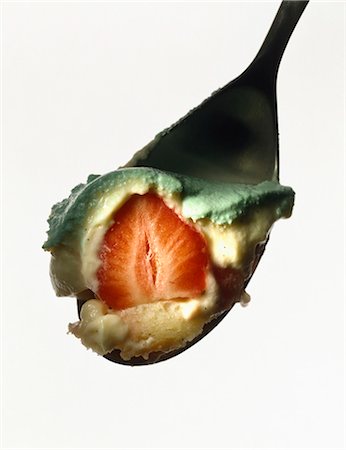 simsearch:652-03801545,k - Spoonful of strawberry Charlotte Foto de stock - Sin royalties Premium, Código: 652-03801529