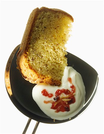 simsearch:652-03801589,k - Gâteau de noix avec le fromage blanc et purée de fraises Photographie de stock - Premium Libres de Droits, Code: 652-03801522