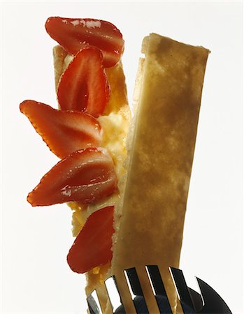 simsearch:652-03801530,k - Strawberry flaky pastry cake Foto de stock - Royalty Free Premium, Número: 652-03801536