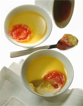 simsearch:652-03801545,k - Vanilla cream dessert with a touch of strawberry jam Foto de stock - Sin royalties Premium, Código: 652-03801539
