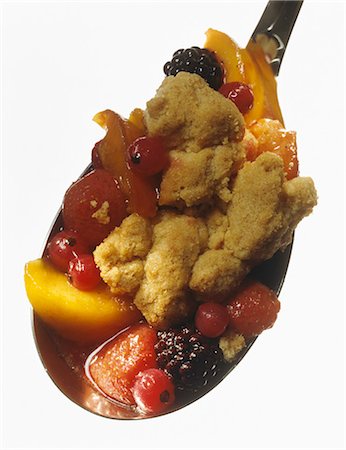 simsearch:652-03801545,k - Spoonful of fruit crumble Foto de stock - Sin royalties Premium, Código: 652-03801530