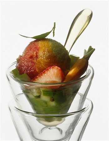 simsearch:652-03801546,k - Trois à saveur de crème glacée avec salade de granny smith et fraise fruits Photographie de stock - Premium Libres de Droits, Code: 652-03801544