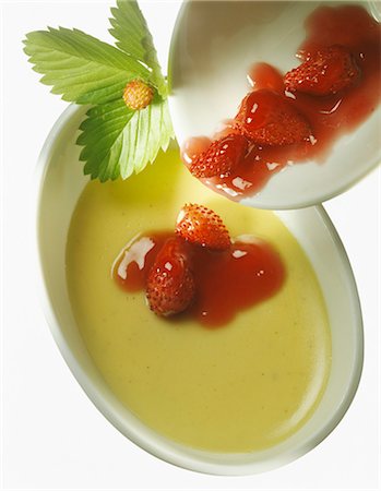 Vanille crème dessert aux fraises sauvages Photographie de stock - Premium Libres de Droits, Code: 652-03801540