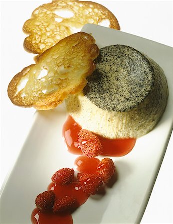 simsearch:652-03801545,k - Vaniila baked egg custard with strawberry puree Foto de stock - Sin royalties Premium, Código: 652-03801541
