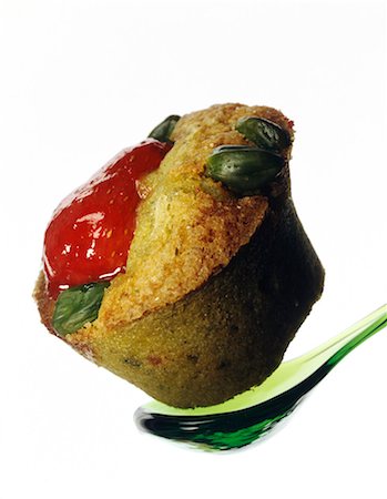 simsearch:652-03801720,k - Muffin aux fraises et pistache Photographie de stock - Premium Libres de Droits, Code: 652-03801543