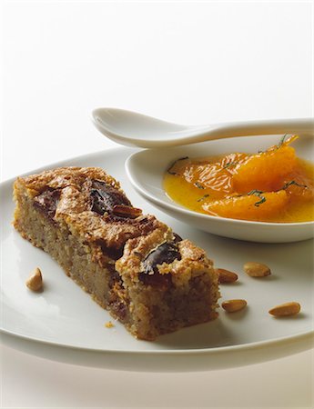 simsearch:652-03802192,k - Dried fruit Clafoutis and clementine and vanilla soup Foto de stock - Sin royalties Premium, Código: 652-03801564