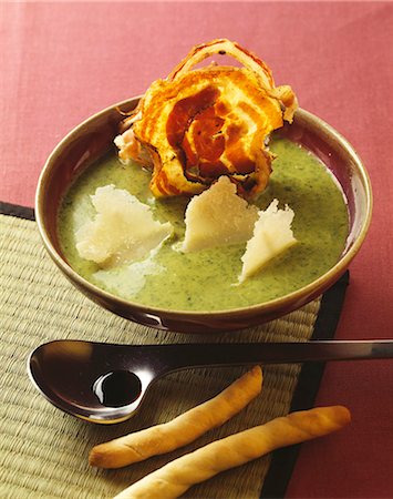 Cress soup with parmesan flakes and fried bacon Foto de stock - Sin royalties Premium, Código: 652-03801606