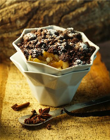 simsearch:652-03634132,k - Fruits et chocolat topping crumble Photographie de stock - Premium Libres de Droits, Code: 652-03801601