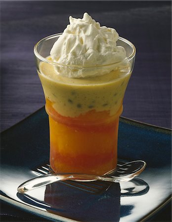 Salade d'agrumes avec crème de cardamome et de la vanille et crème Chantilly Photographie de stock - Premium Libres de Droits, Code: 652-03801638