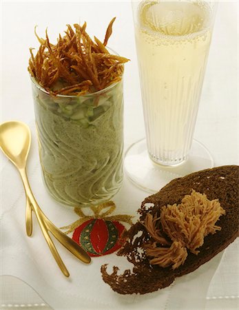 simsearch:652-03633400,k - Herb and green apple mousse ,thinly sliced fried duck Magret and a glass of champagne Foto de stock - Sin royalties Premium, Código: 652-03801640