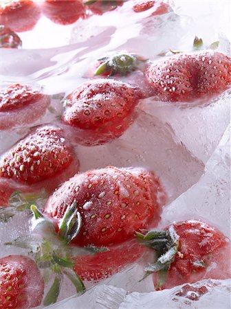 simsearch:652-03801651,k - Strawberries  in ice Foto de stock - Sin royalties Premium, Código: 652-03801651