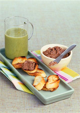 simsearch:652-03802467,k - Cream of broccoli and mustard Tapenade on croutons Foto de stock - Sin royalties Premium, Código: 652-03801745