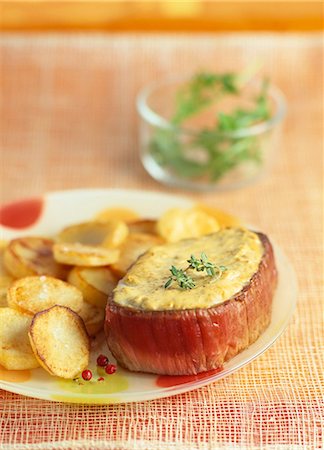 simsearch:652-03800846,k - Tournedos with mustard sauce and pan-fried potatoes Foto de stock - Sin royalties Premium, Código: 652-03801756