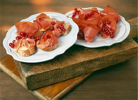 schweinefleisch - Roher Schinken und Rote Johannisbeere öffnen Brötchen Stockbilder - Premium RF Lizenzfrei, Bildnummer: 652-03801785