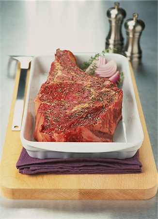 saleiro - Raw beef chop with herbs Foto de stock - Royalty Free Premium, Número: 652-03801787