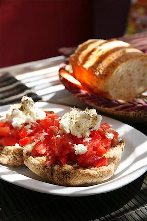 simsearch:652-03801723,k - Toasts de feta crétois Photographie de stock - Premium Libres de Droits, Code: 652-03801809