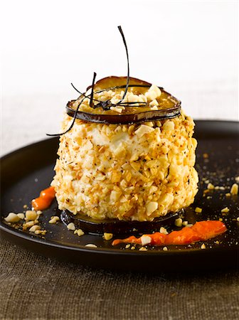 queso de cabra - Goat's cheese covered with crushed almonds Foto de stock - Sin royalties Premium, Código: 652-03801822