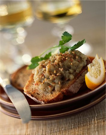 spread - Caviar d'aubergines sur pain grillé aux graines de sésame et de paprika Photographie de stock - Premium Libres de Droits, Code: 652-03801857