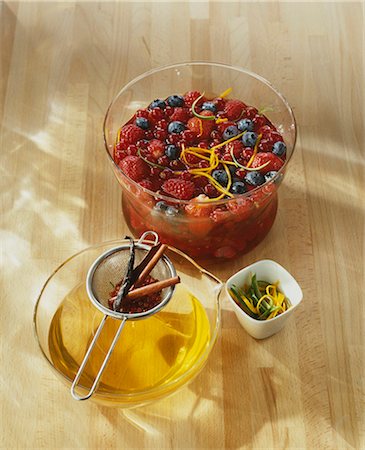 simsearch:652-03801585,k - Strain the spices from the syrup Foto de stock - Sin royalties Premium, Código: 652-03801851