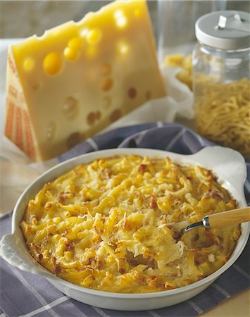 Makkaroni mit Emmentaler gratiniert Stockbilder - Premium RF Lizenzfrei, Bildnummer: 652-03801949