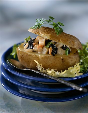 simsearch:652-03633144,k - Baked potato stuffed with scallops and black mushrooms Foto de stock - Sin royalties Premium, Código: 652-03801969