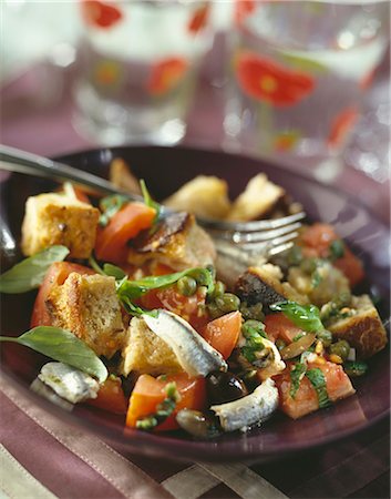 pan de ajo - Italiian salad with garlic bread Foto de stock - Sin royalties Premium, Código: 652-03802004