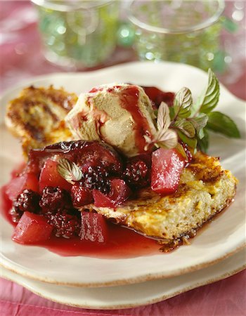 simsearch:652-03801530,k - French toast with stewed fruit Foto de stock - Royalty Free Premium, Número: 652-03802005