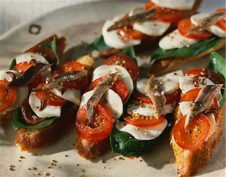 Tomato,mozzarella and anchovies on toast Foto de stock - Sin royalties Premium, Código: 652-03802059