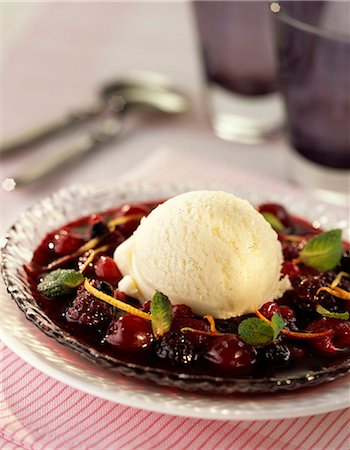 simsearch:652-03633400,k - Summer fruit salad with vanilla ice cream Foto de stock - Sin royalties Premium, Código: 652-03802141