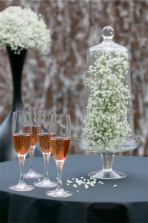 Baby's Breath under a glass dome and glasses of pink Champagne Stock Photo - Premium Royalty-Free, Code: 652-03802162