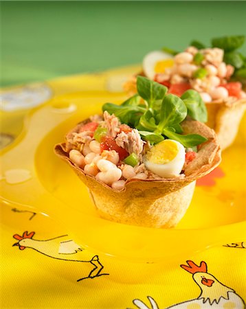 simsearch:652-03802747,k - Small pastry basket of tuna and vegetables Fotografie stock - Premium Royalty-Free, Codice: 652-03802183