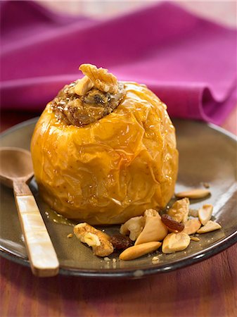 simsearch:652-03801563,k - Baked apple stuffed with dried fruit Foto de stock - Sin royalties Premium, Código: 652-03802194