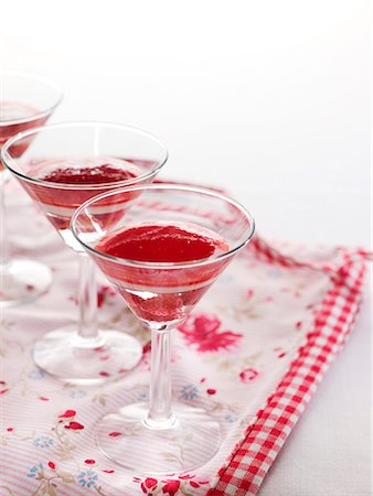 simsearch:652-03633165,k - Verres de gelée de fraise Photographie de stock - Premium Libres de Droits, Code: 652-03802207