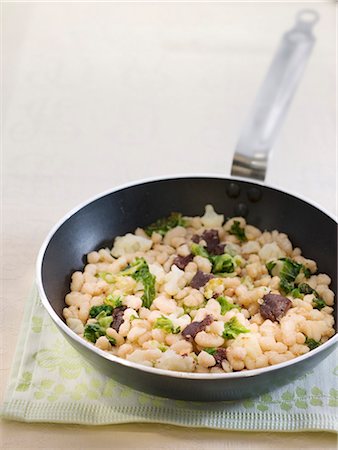 pan fried - Pan-fried vegetables and Ganxet beans Stock Photo - Premium Royalty-Free, Code: 652-03802203