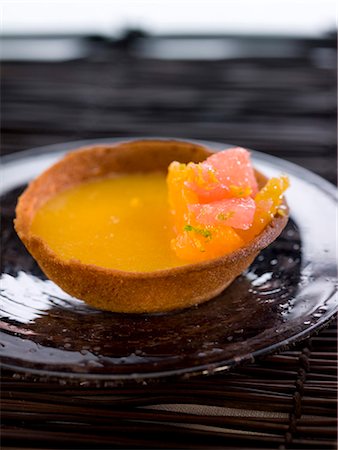 Citrus fruit tartlet Stock Photo - Premium Royalty-Free, Code: 652-03802214