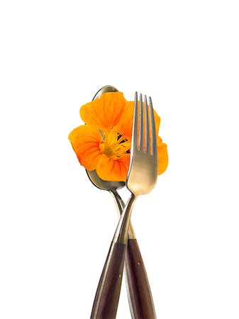 simsearch:652-03802230,k - Fork and spoon with orange nasturtium Fotografie stock - Premium Royalty-Free, Codice: 652-03802231