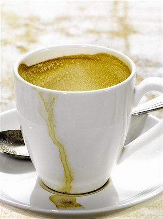 simsearch:652-03802283,k - Spilt cup of coffee Foto de stock - Sin royalties Premium, Código: 652-03802286