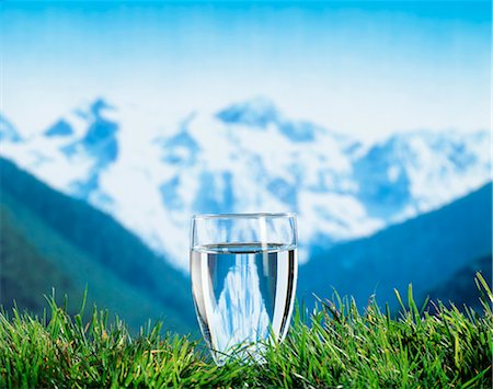 pureza (pulcritud) - Glass of water with mountains in the background Foto de stock - Sin royalties Premium, Código: 652-03802346