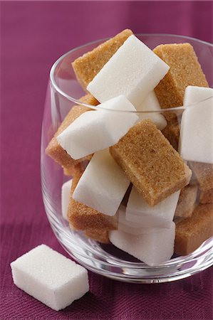 simsearch:652-03805197,k - Glass full of brown and white sugar lumps Stock Photo - Premium Royalty-Free, Code: 652-03802389