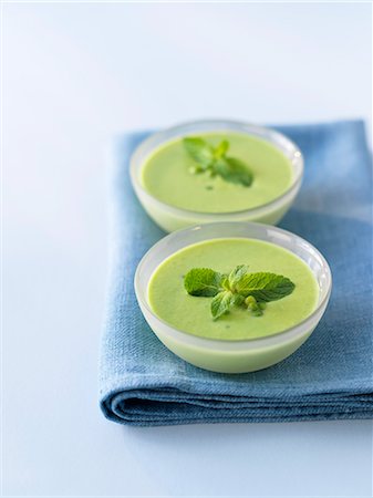 soup bowl napkin - Cream of pea and mint soup Stock Photo - Premium Royalty-Free, Code: 652-03802383